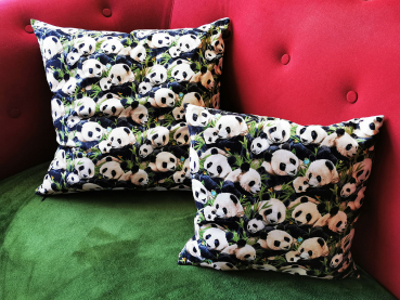 Panda Kissen auf Sofa
